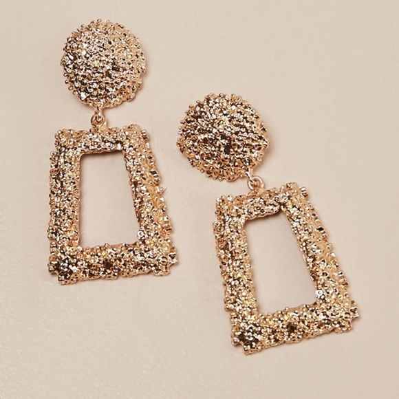Gold raised design statement earring - Picture 4 of 4